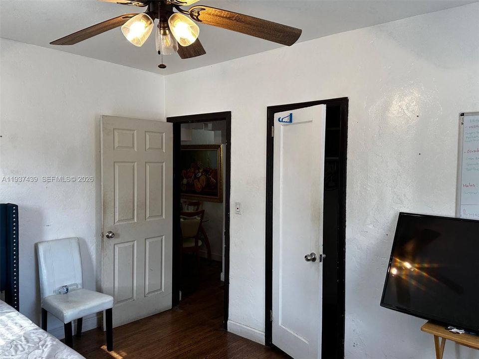 合同活跃: $370,000 (2 贝兹, 1 浴室, 1184 平方英尺)