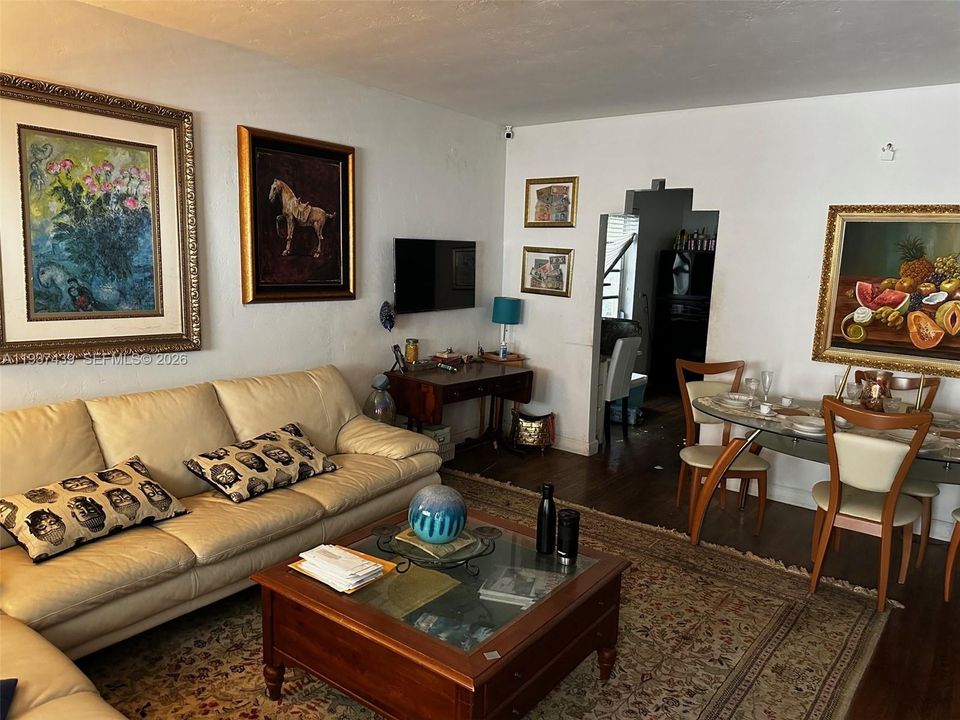 合同活跃: $370,000 (2 贝兹, 1 浴室, 1184 平方英尺)