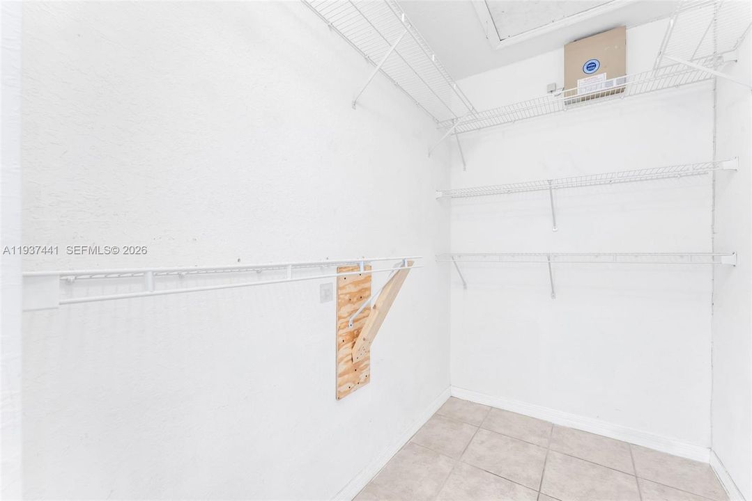 Activo con contrato: $2,800 (3 camas, 2 baños, 1030 Pies cuadrados)