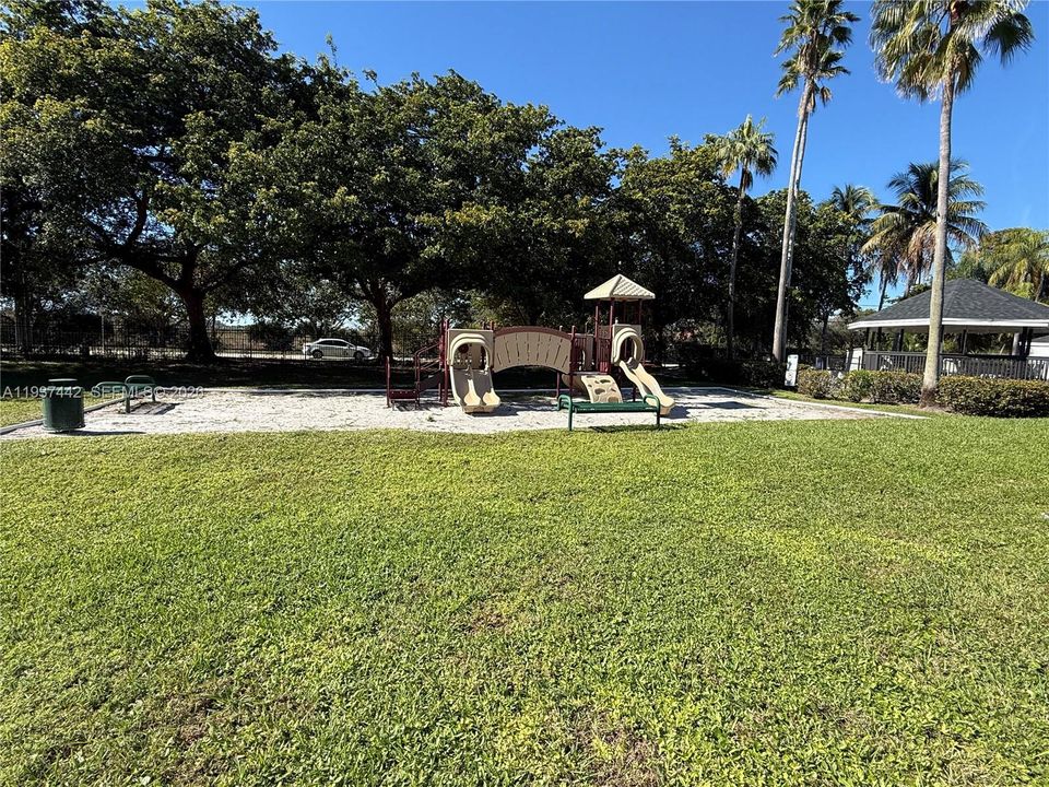 出租: $2,350 (2 贝兹, 2 浴室, 961 平方英尺)