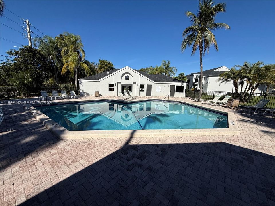 出租: $2,350 (2 贝兹, 2 浴室, 961 平方英尺)