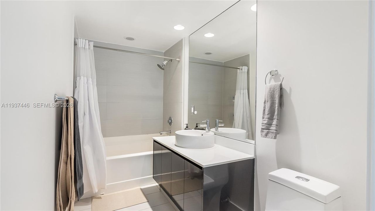 For Rent: $4,900 (2 beds, 2 baths, 842 Square Feet)