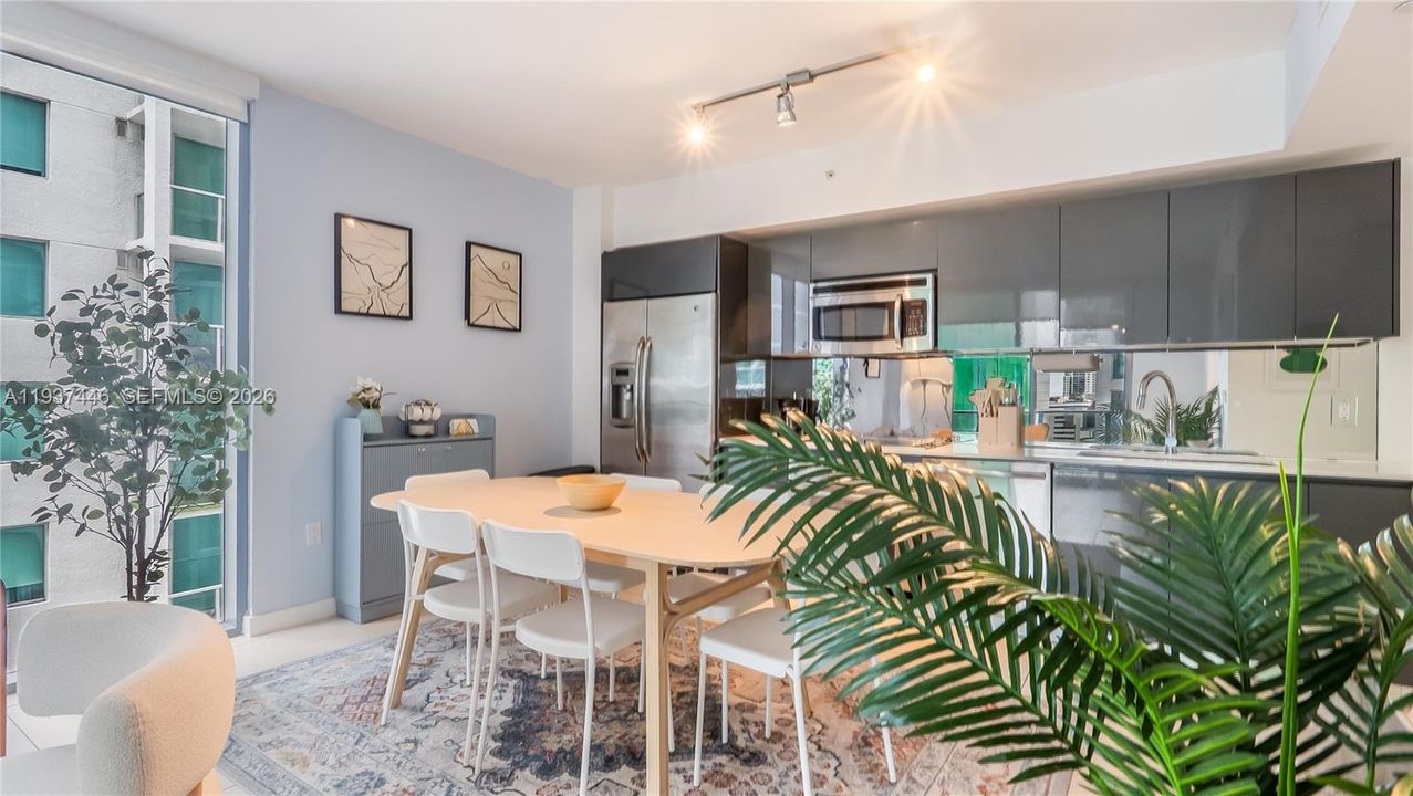 For Rent: $4,900 (2 beds, 2 baths, 842 Square Feet)