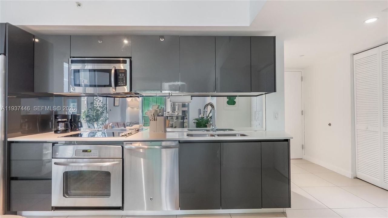 For Rent: $4,900 (2 beds, 2 baths, 842 Square Feet)