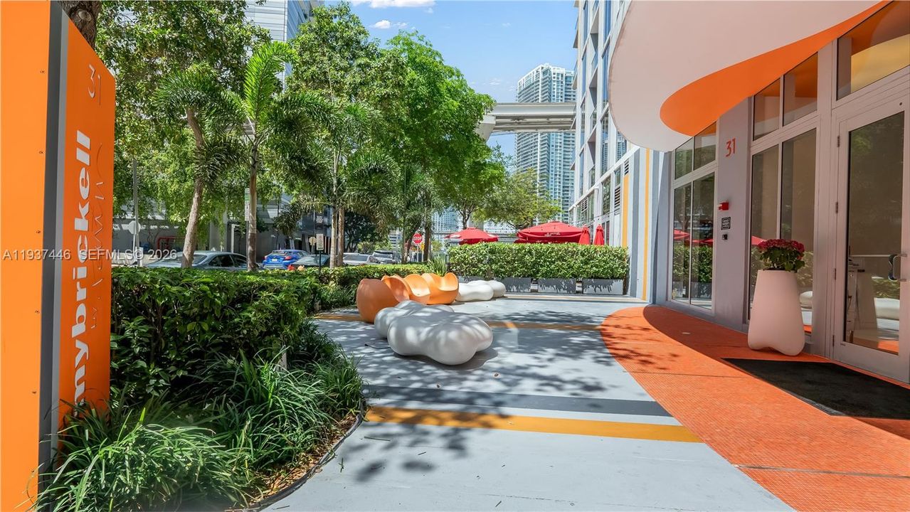 For Rent: $4,900 (2 beds, 2 baths, 842 Square Feet)