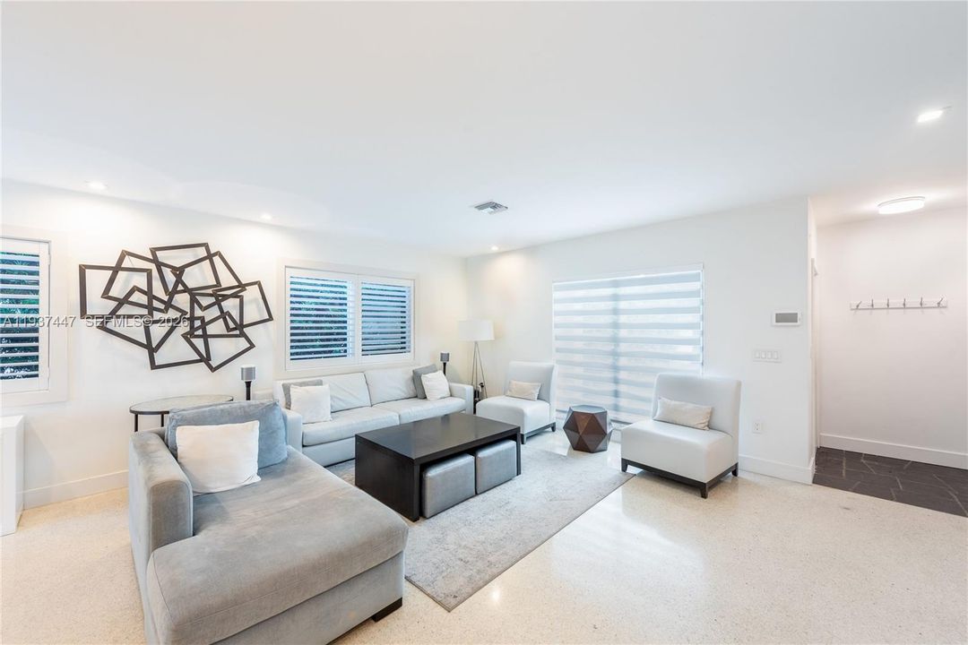 For Sale: $1,995,000 (3 beds, 2 baths, 1660 Square Feet)