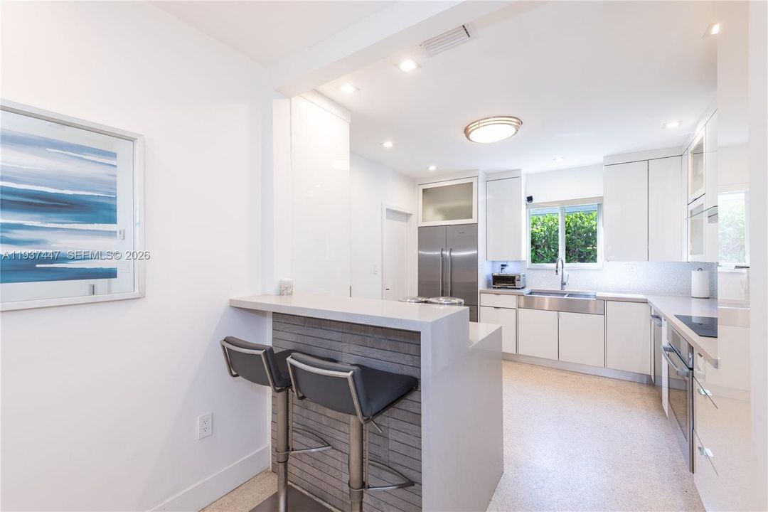 For Sale: $1,995,000 (3 beds, 2 baths, 1660 Square Feet)