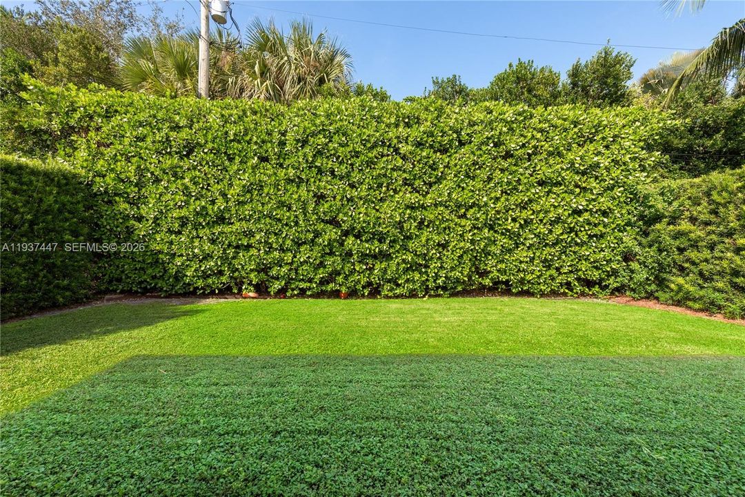 For Sale: $1,995,000 (3 beds, 2 baths, 1660 Square Feet)