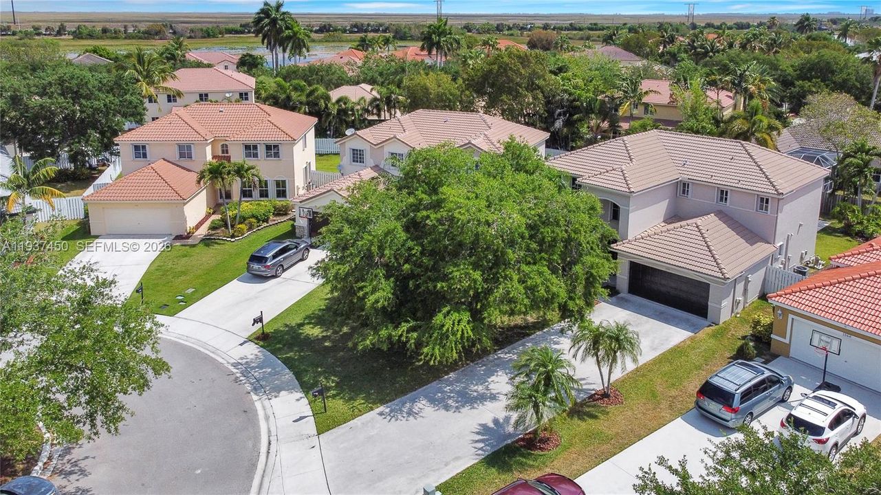 PRIVATE CUL-DE-SAC HOUSE WITH LONG DRIVEWAY