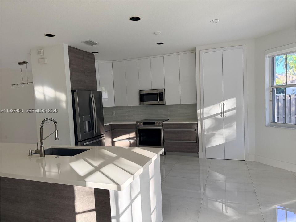 For Rent: $6,300 (4 beds, 3 baths, 2760 Square Feet)