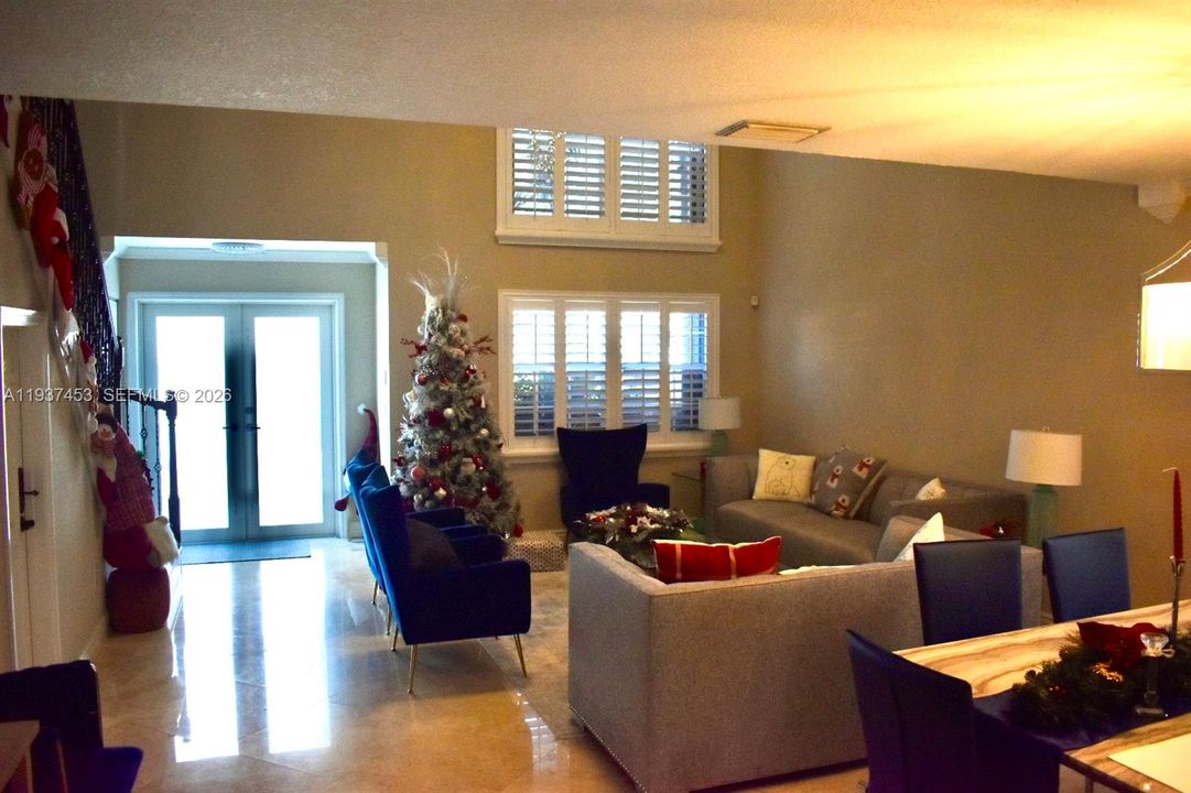 出租: $5,150 (4 贝兹, 2 浴室, 2284 平方英尺)