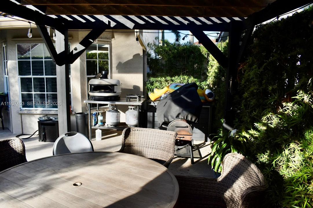 出租: $5,150 (4 贝兹, 2 浴室, 2284 平方英尺)