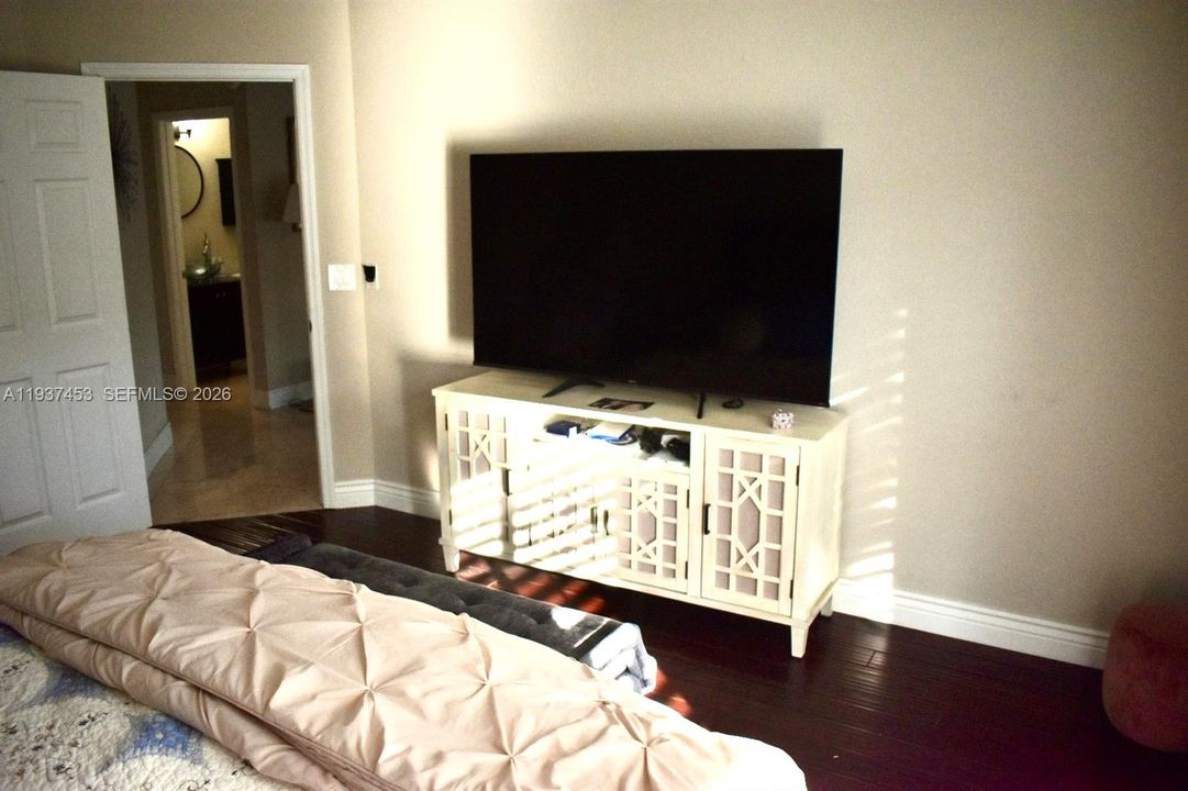 出租: $5,150 (4 贝兹, 2 浴室, 2284 平方英尺)