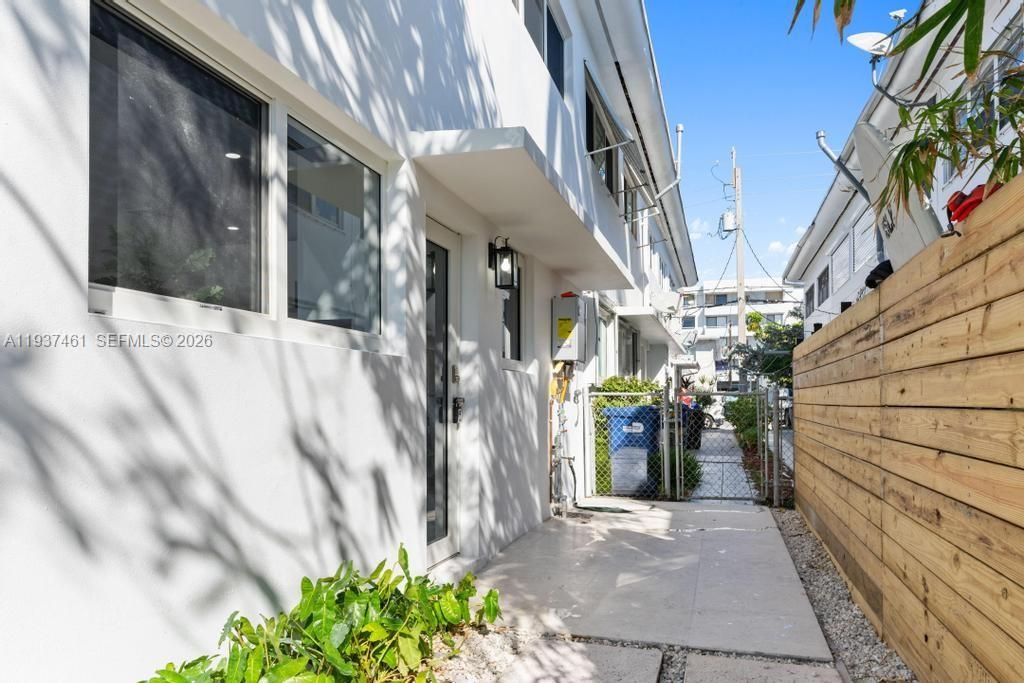 For Sale: $1,595,000 (3 beds, 3 baths, 1632 Square Feet)