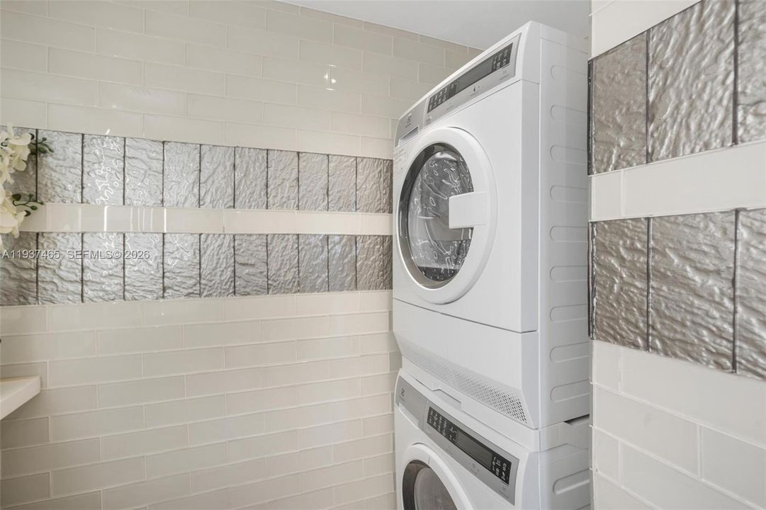 En Venta: $1,349,000 (4 camas, 3 baños, 1800 Pies cuadrados)