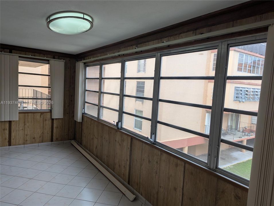 На продажу: $220,000 (2 спален, 1 ванн, 998 Квадратных фут)