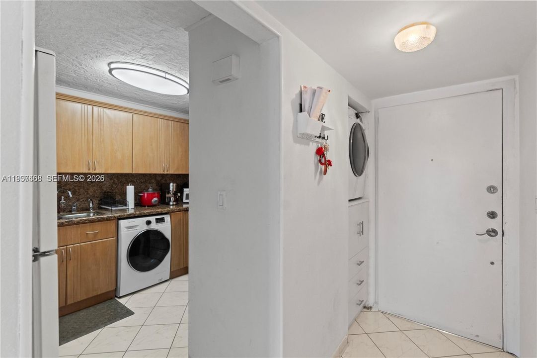 На продажу: $220,000 (2 спален, 1 ванн, 998 Квадратных фут)