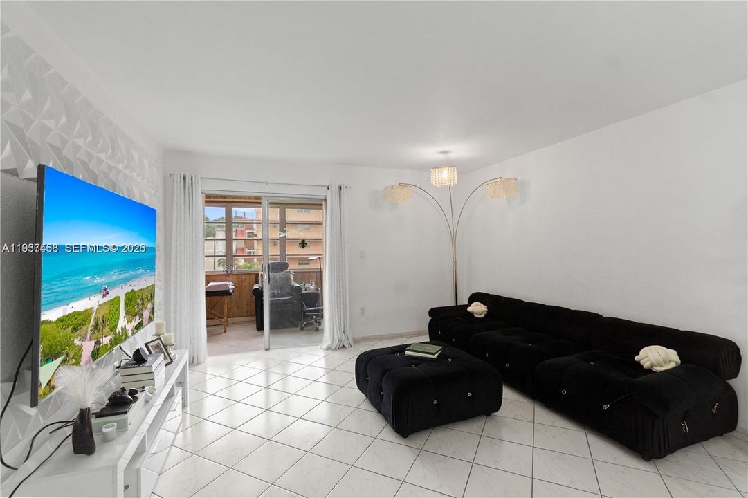 На продажу: $220,000 (2 спален, 1 ванн, 998 Квадратных фут)