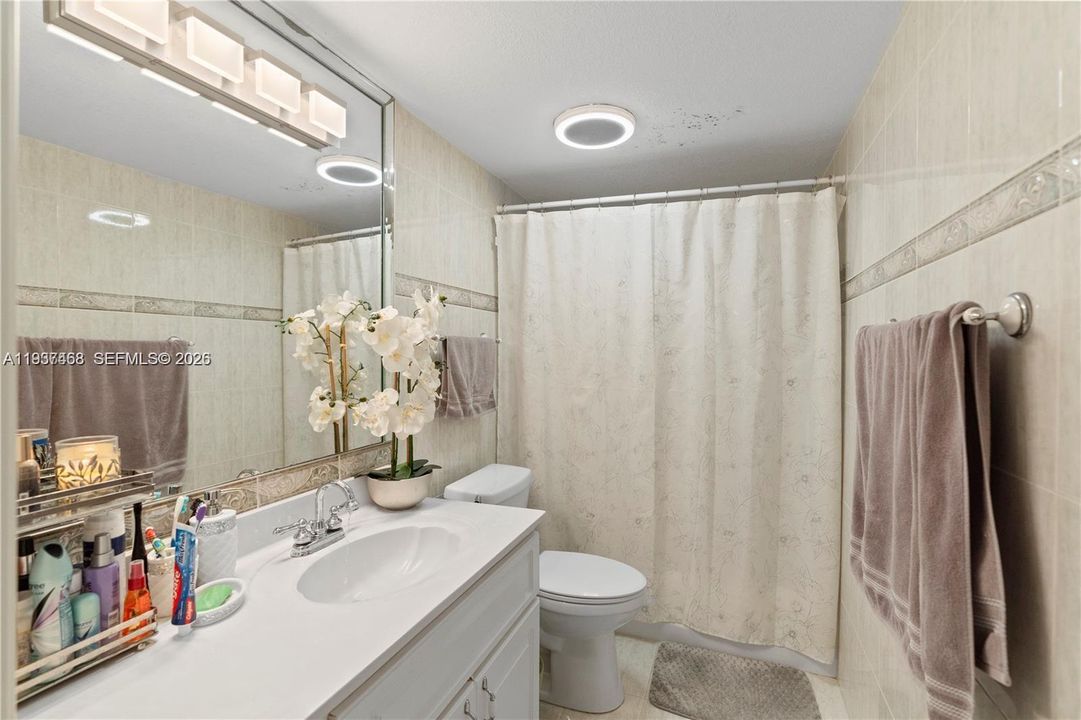 На продажу: $220,000 (2 спален, 1 ванн, 998 Квадратных фут)