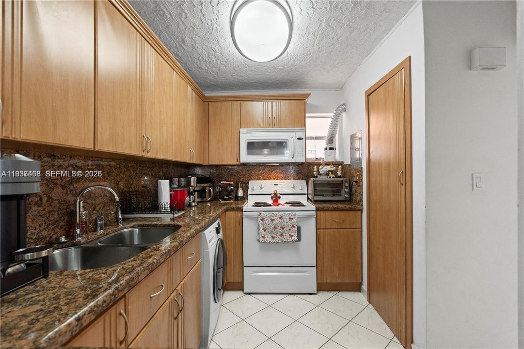 На продажу: $220,000 (2 спален, 1 ванн, 998 Квадратных фут)