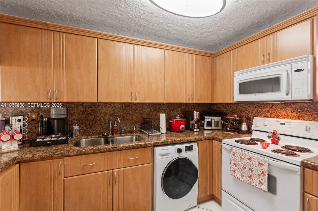 На продажу: $220,000 (2 спален, 1 ванн, 998 Квадратных фут)