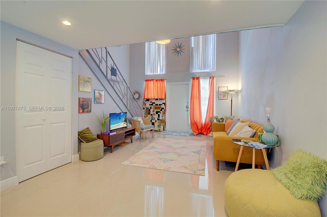 For Rent: $2,300 (1 beds, 1 baths, 740 Square Feet)