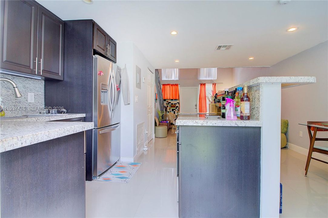 For Rent: $2,300 (1 beds, 1 baths, 740 Square Feet)