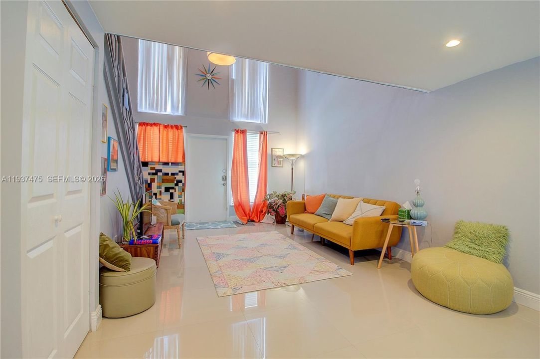 For Rent: $2,300 (1 beds, 1 baths, 740 Square Feet)