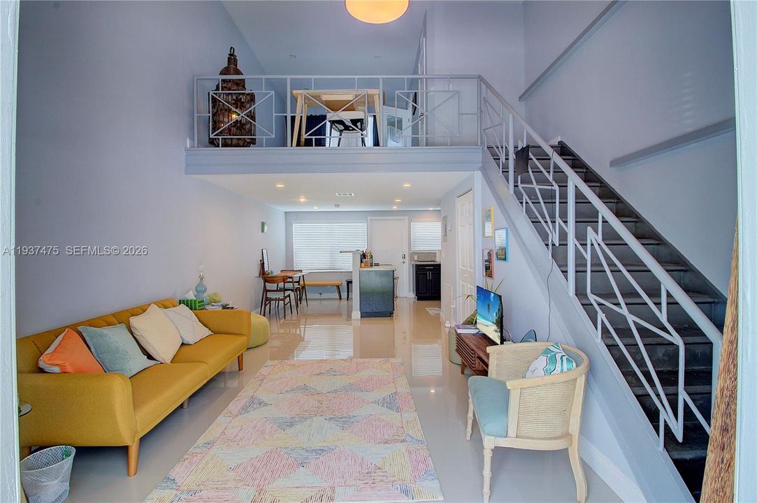 For Rent: $2,300 (1 beds, 1 baths, 740 Square Feet)