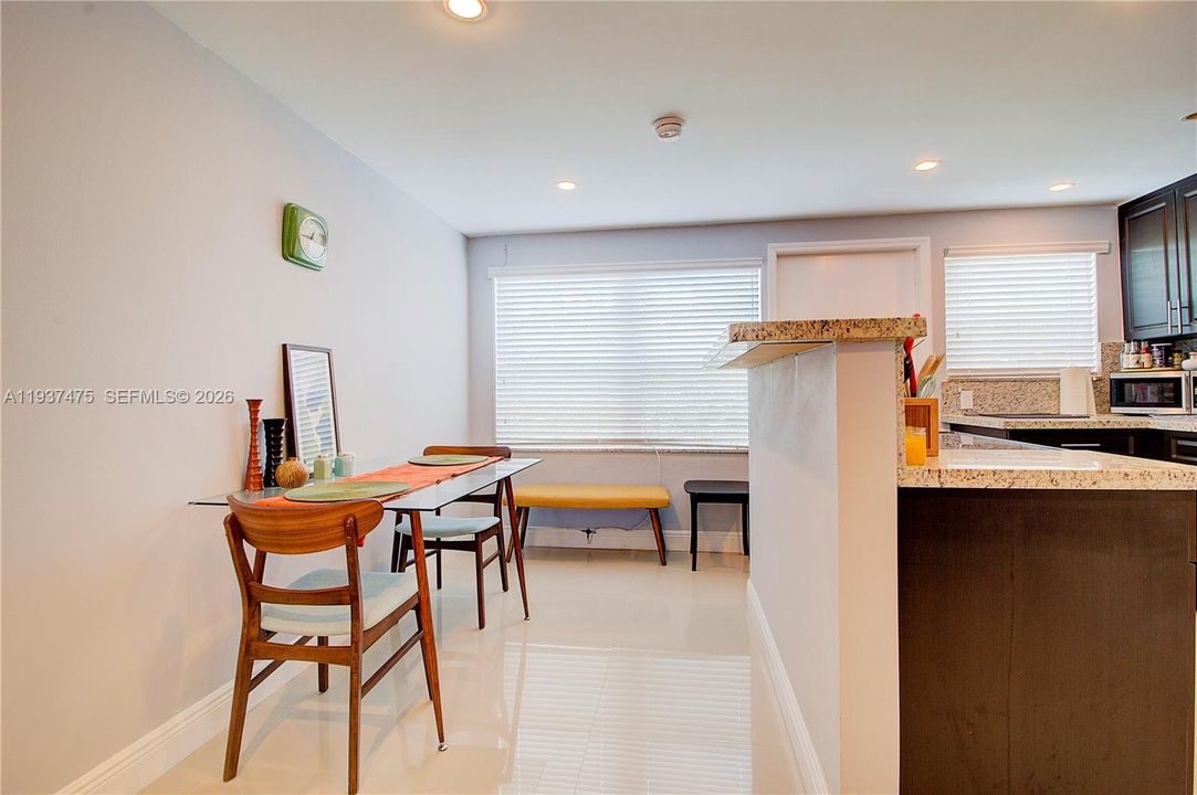 For Rent: $2,300 (1 beds, 1 baths, 740 Square Feet)