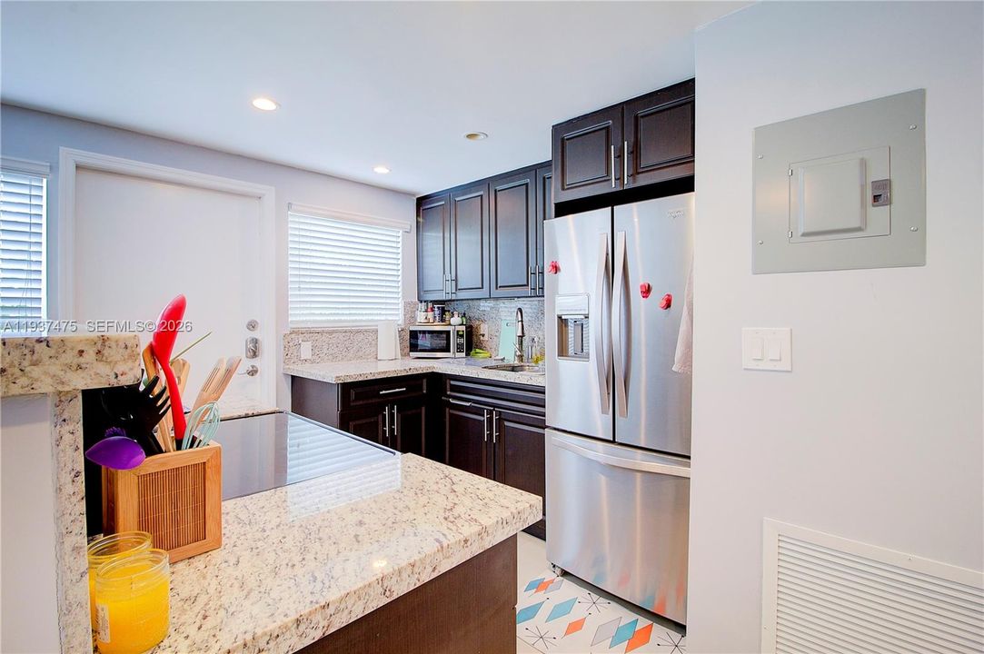 For Rent: $2,300 (1 beds, 1 baths, 740 Square Feet)