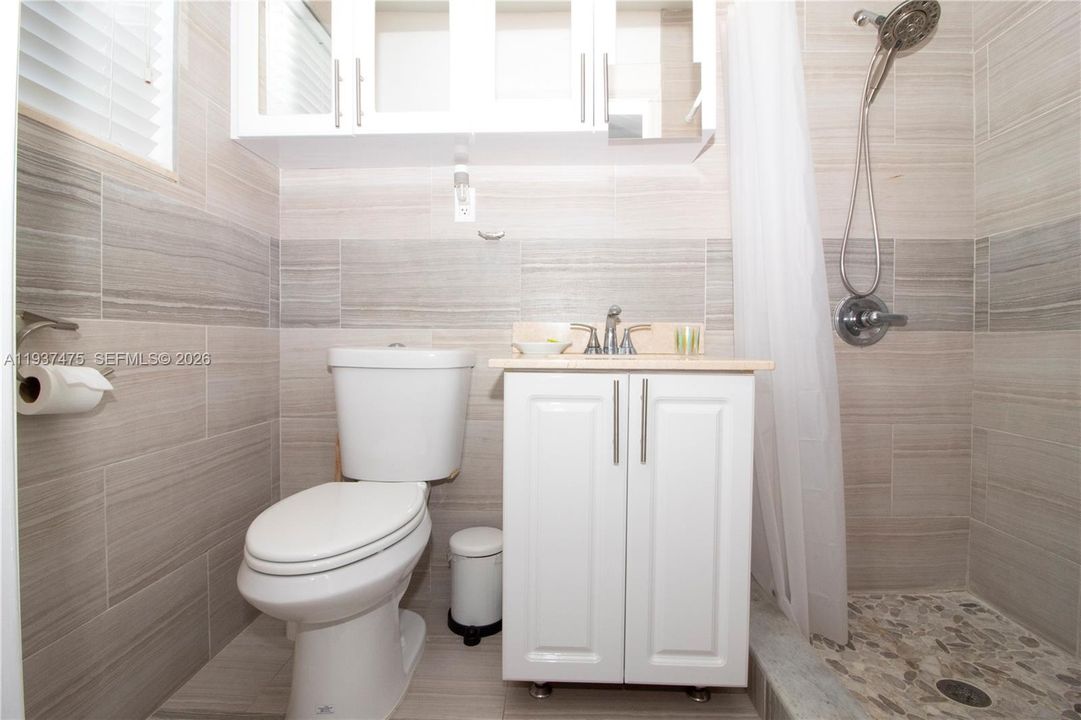 For Rent: $2,300 (1 beds, 1 baths, 740 Square Feet)