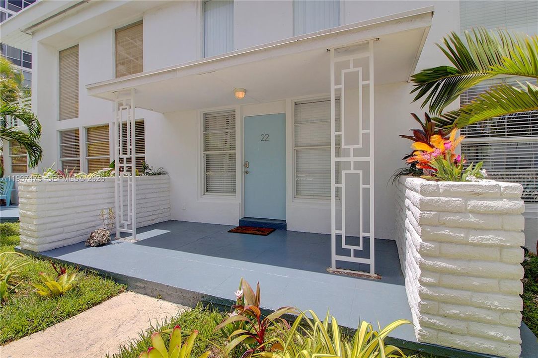 For Rent: $2,300 (1 beds, 1 baths, 740 Square Feet)