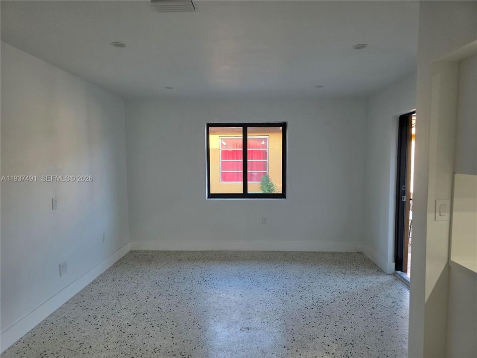 For Rent: $2,500 (2 beds, 1 baths, 800 Square Feet)