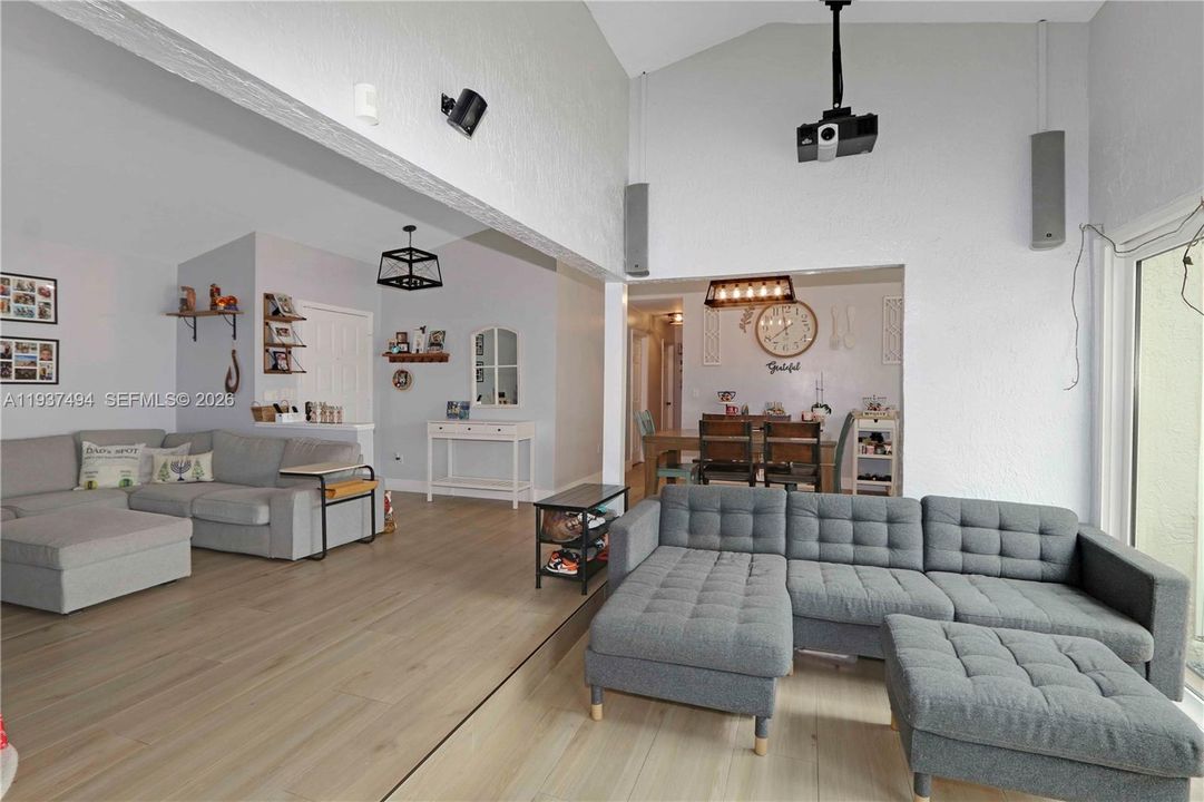 En Venta: $624,900 (3 camas, 2 baños, 1345 Pies cuadrados)