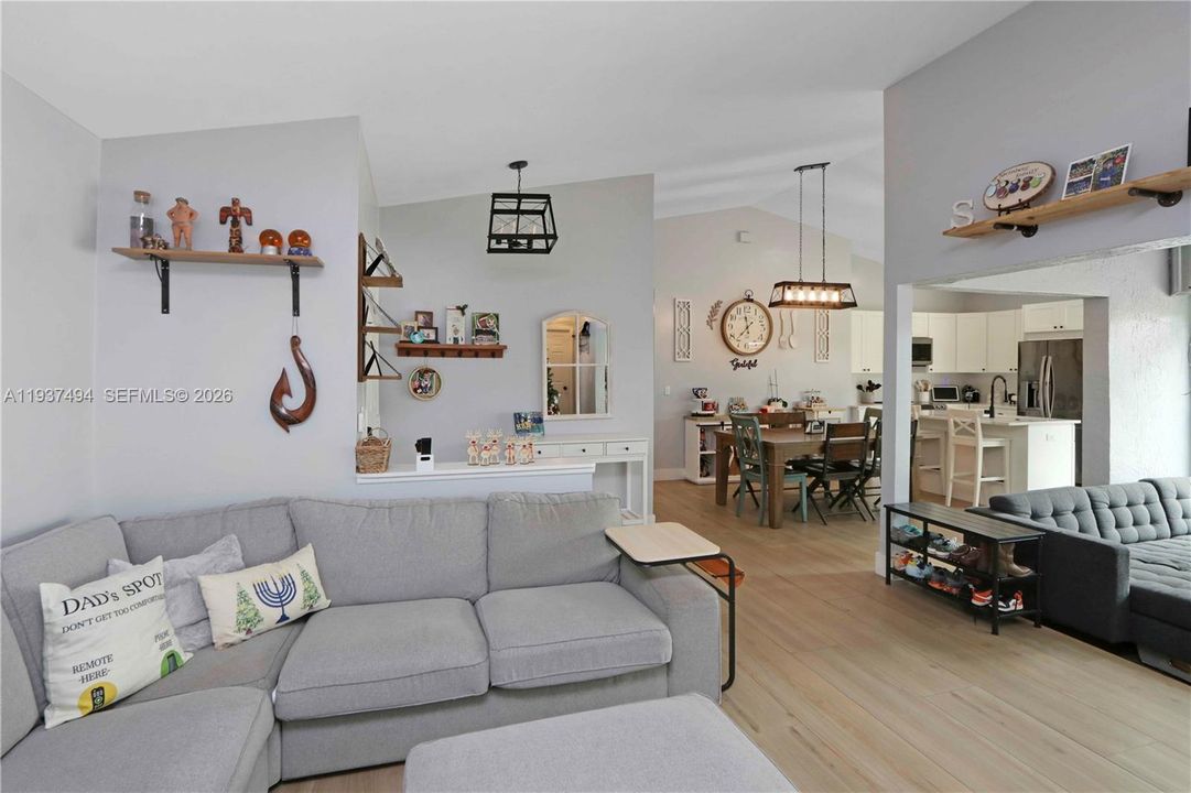 En Venta: $624,900 (3 camas, 2 baños, 1345 Pies cuadrados)