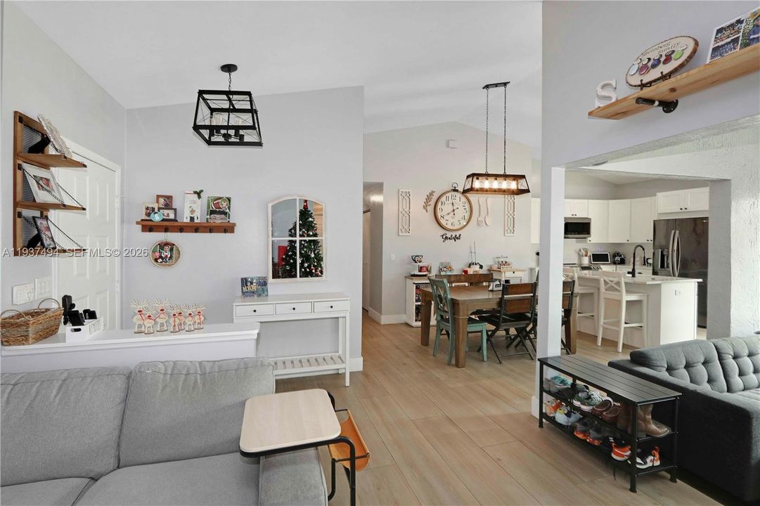 En Venta: $624,900 (3 camas, 2 baños, 1345 Pies cuadrados)