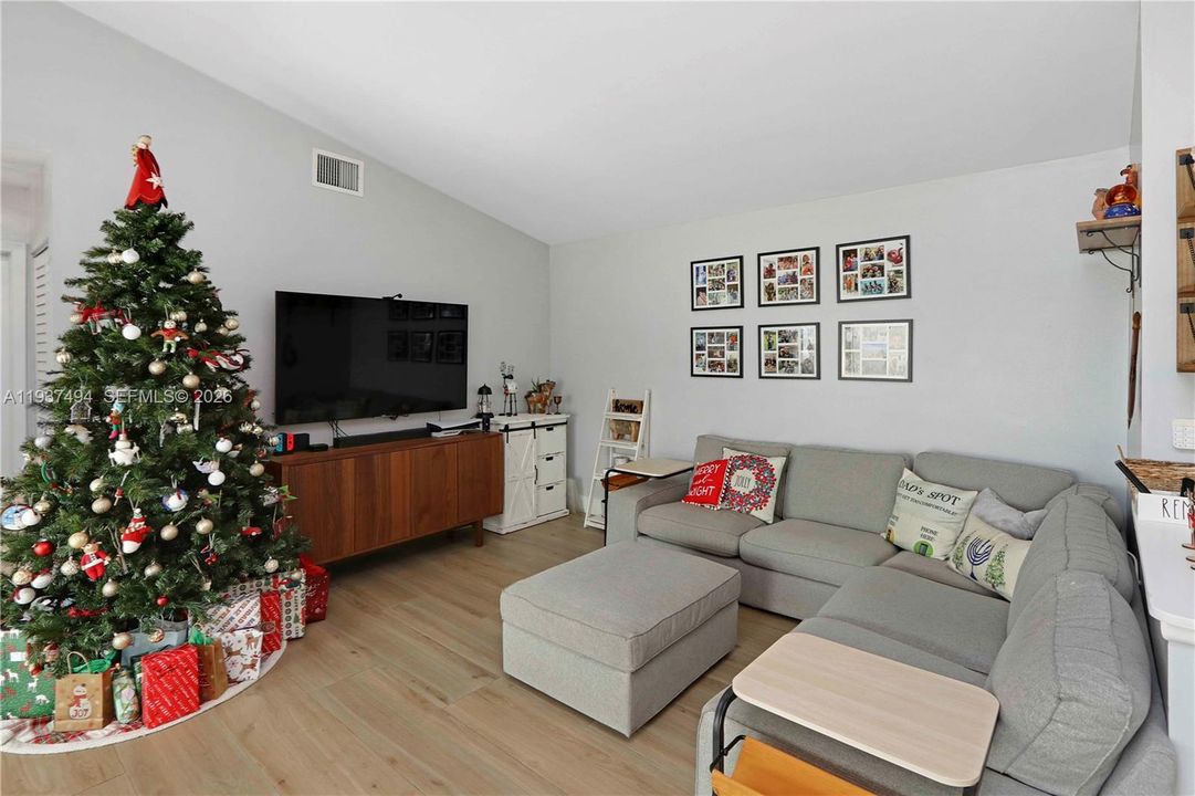 En Venta: $624,900 (3 camas, 2 baños, 1345 Pies cuadrados)