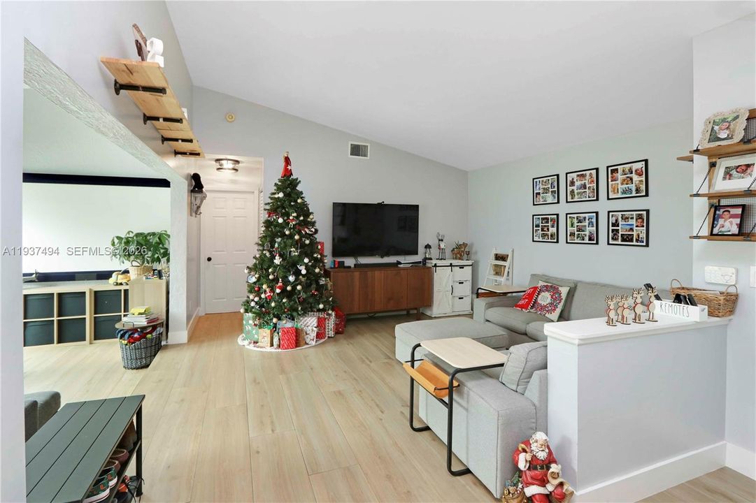 En Venta: $624,900 (3 camas, 2 baños, 1345 Pies cuadrados)