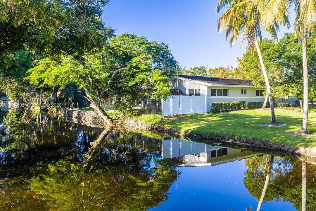 En Venta: $1,009,999 (4 camas, 4 baños, 2563 Pies cuadrados)