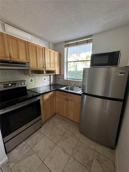For Rent: $1,850 (1 beds, 1 baths, 620 Square Feet)