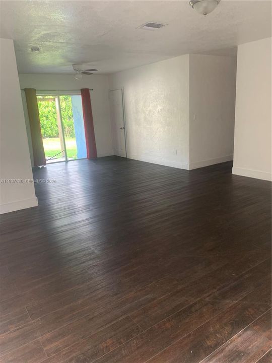 出租: $3,150 (4 贝兹, 3 浴室, 1711 平方英尺)