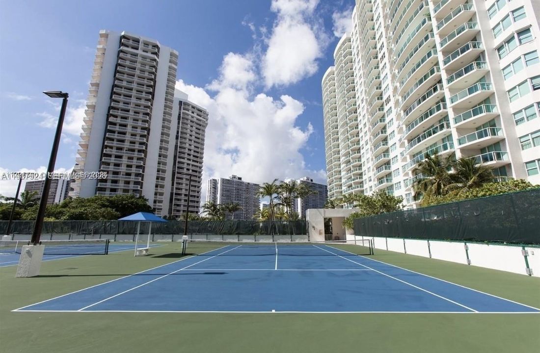 待售: $595,000 (2 贝兹, 2 浴室, 1560 平方英尺)