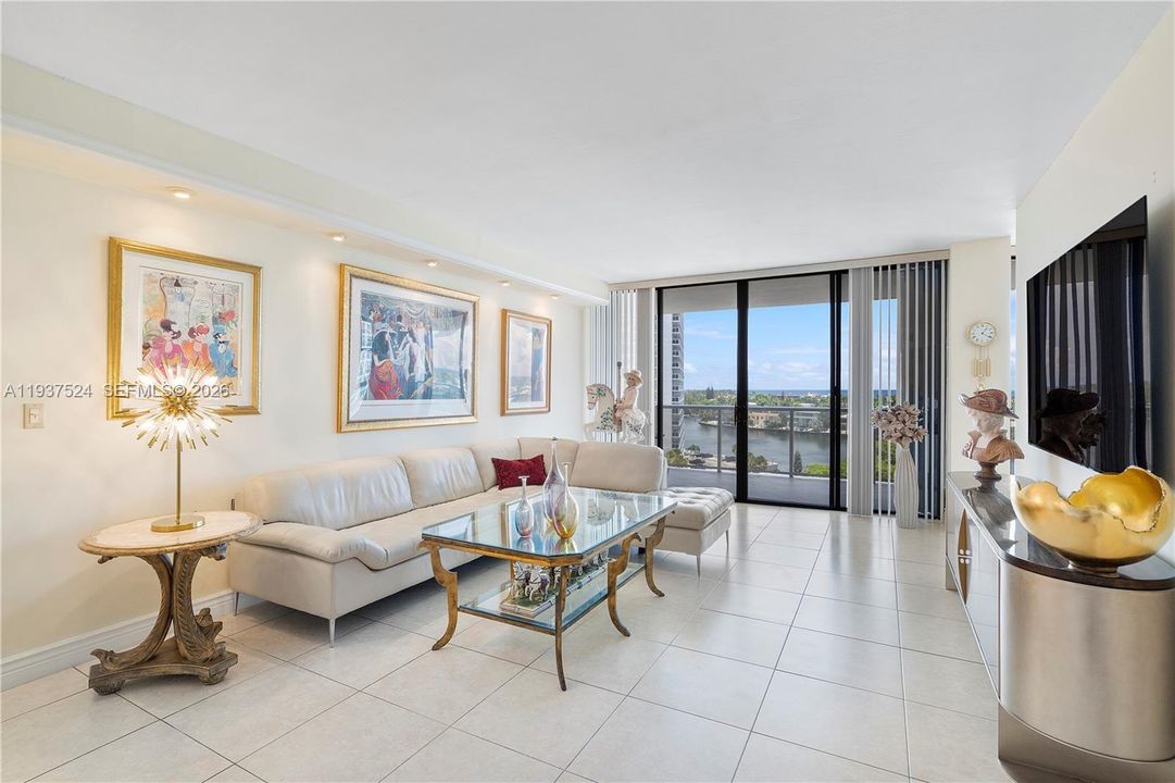 待售: $595,000 (2 贝兹, 2 浴室, 1560 平方英尺)