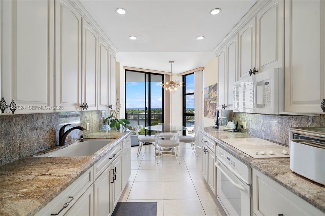 待售: $595,000 (2 贝兹, 2 浴室, 1560 平方英尺)