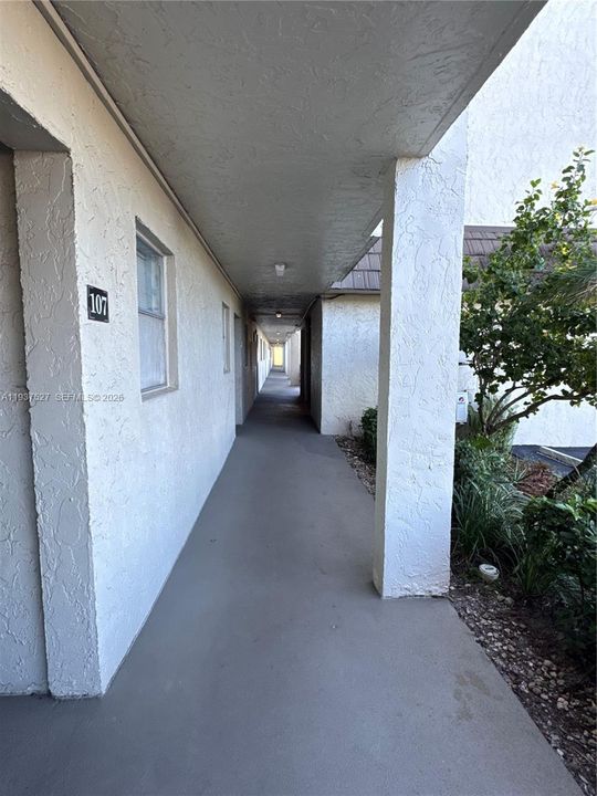 For Sale: $80,000 (1 beds, 1 baths, 981 Square Feet)