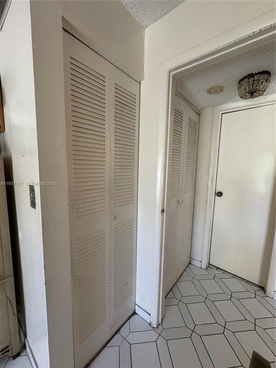 For Sale: $80,000 (1 beds, 1 baths, 981 Square Feet)