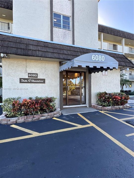 For Sale: $80,000 (1 beds, 1 baths, 981 Square Feet)