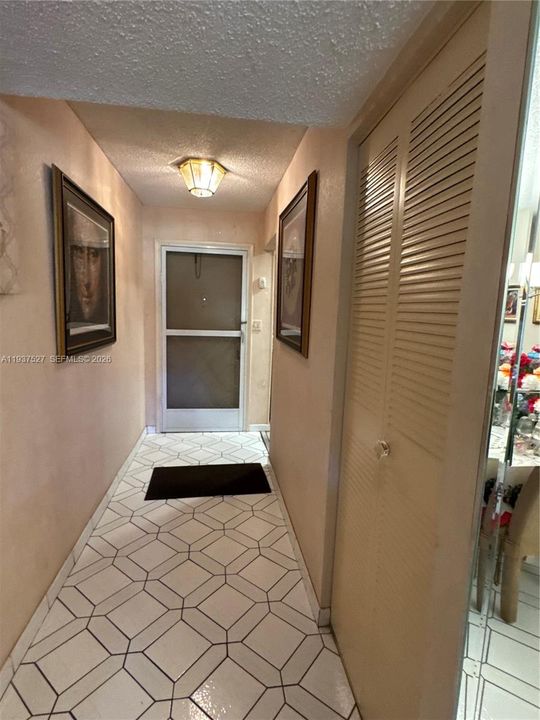 For Sale: $80,000 (1 beds, 1 baths, 981 Square Feet)