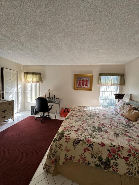 For Sale: $80,000 (1 beds, 1 baths, 981 Square Feet)